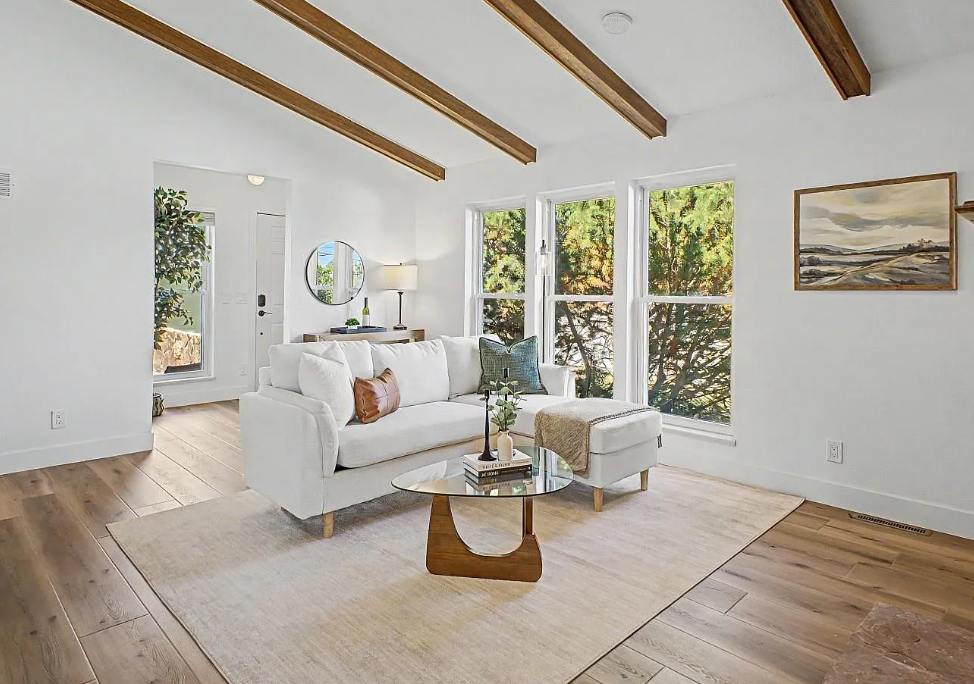 Vaulted Living Room — Basic Staging